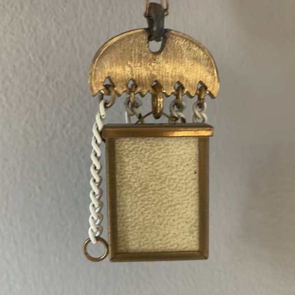 Vintage necklace with “K” petite doilies in box frame. 20” crochet clasp. - Picture 2 of 6